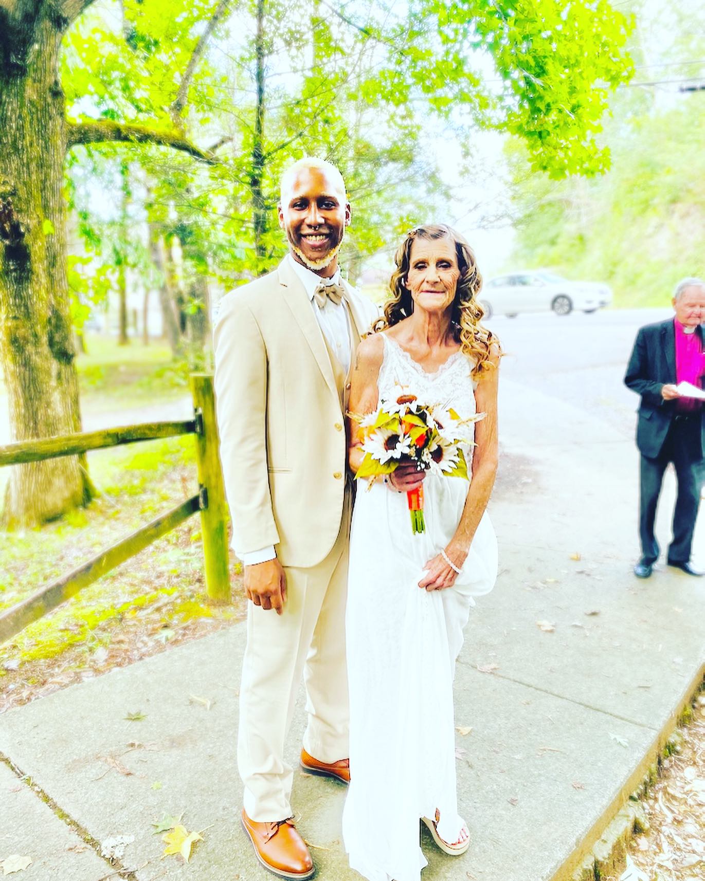 63-річна жінка, яка вийшла заміж за 26-річного хлопця, готується стати мамою